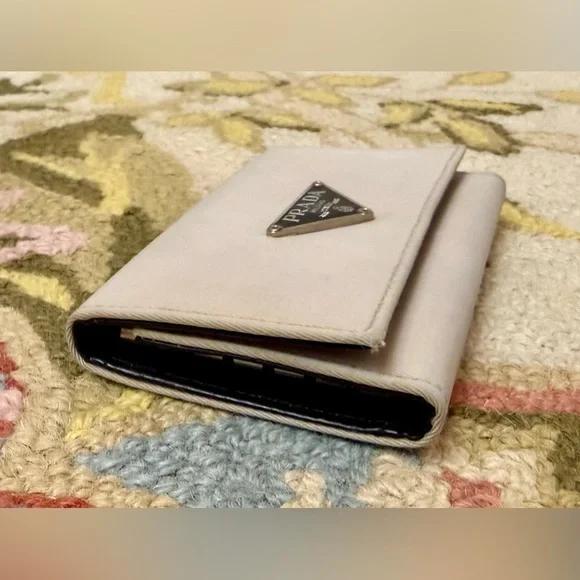 PRADA Unisex Tessuto White Nylon Six-Key Holder With Black Patent Interior - Picture 4 of 16